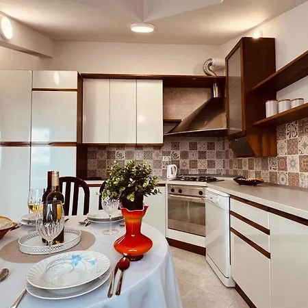 Апартаменти Penthouse Lapis